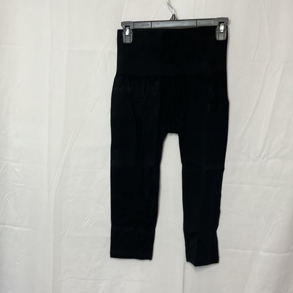 A new day high waisted, capri, seamless leggings. - Picture 5 of 5
